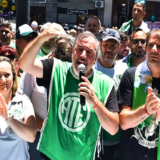 Trabajadores argentinos protestan ante más de dos mil personas despedidas