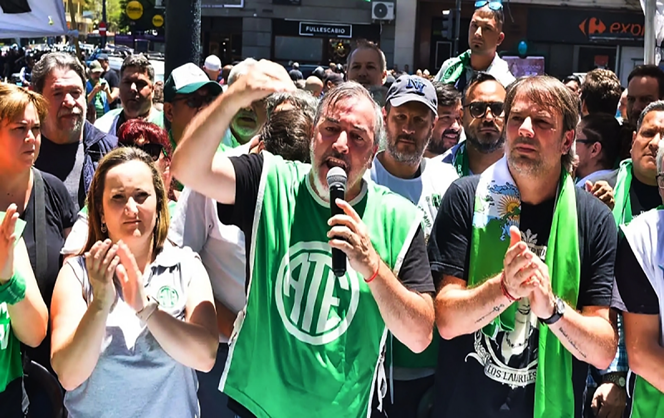 Trabajadores argentinos protestan ante más de dos mil personas despedidas